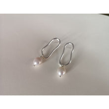 Load image into Gallery viewer, Es Vedrá Pearl Earrings in Plated Sterling Silver